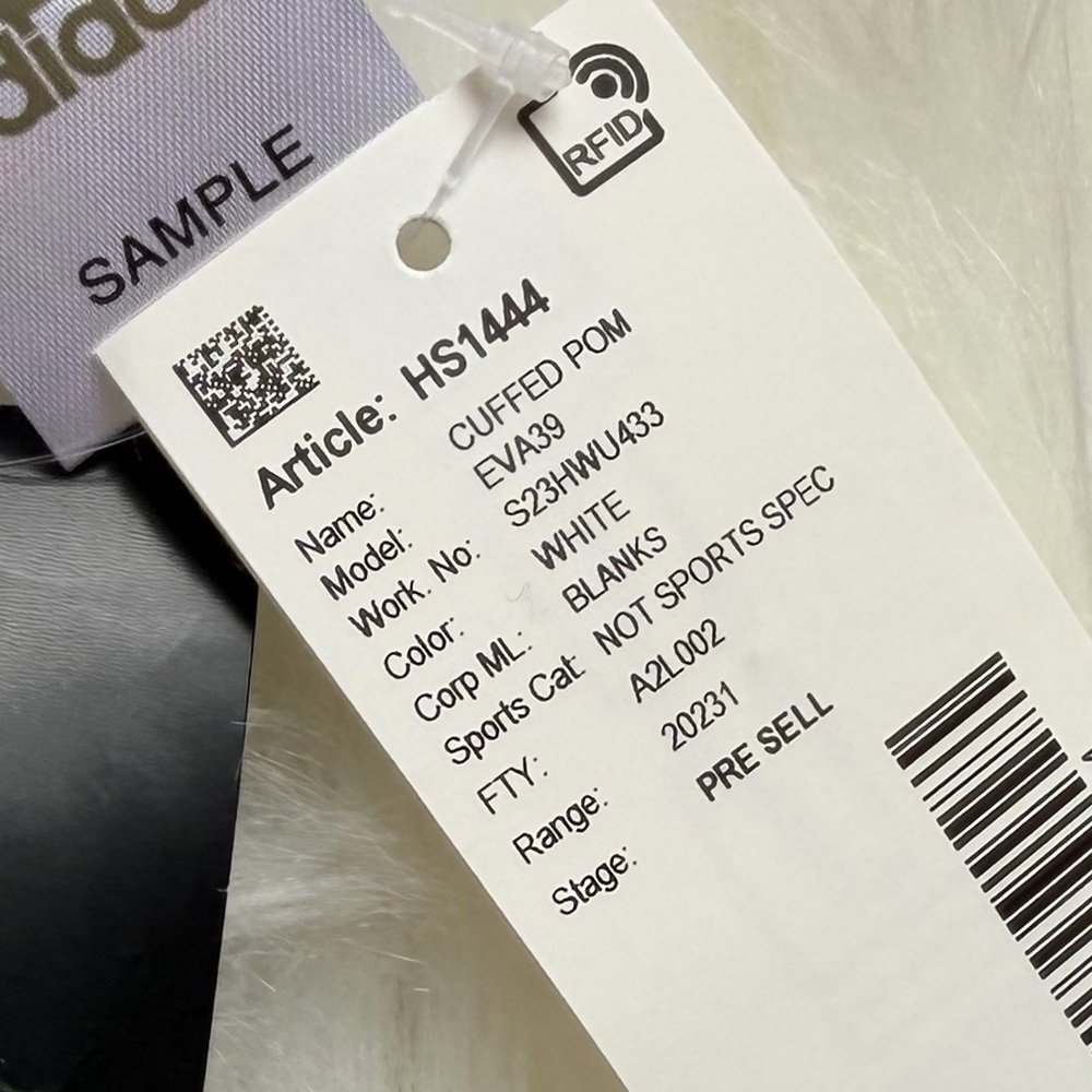 Adidas cuffed white pom top beanie - Picture 7 of 8
